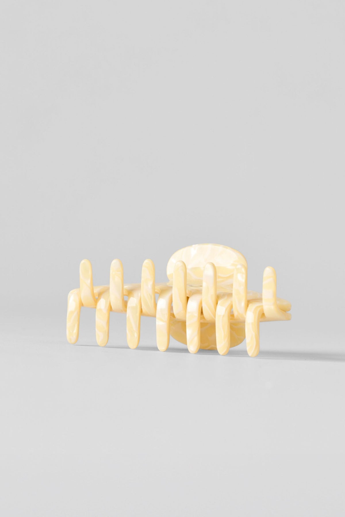 Alo Yoga 90's Claw Clip in Warm Butter Pearl, product image 4 of 4