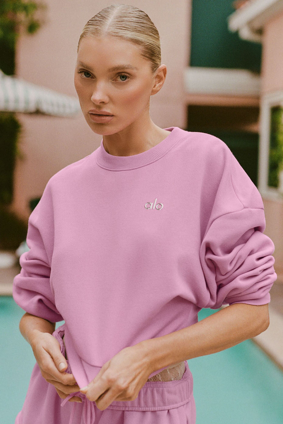 Cropped Accolade Crewneck - Candy Heart Pink (W3924RG)
