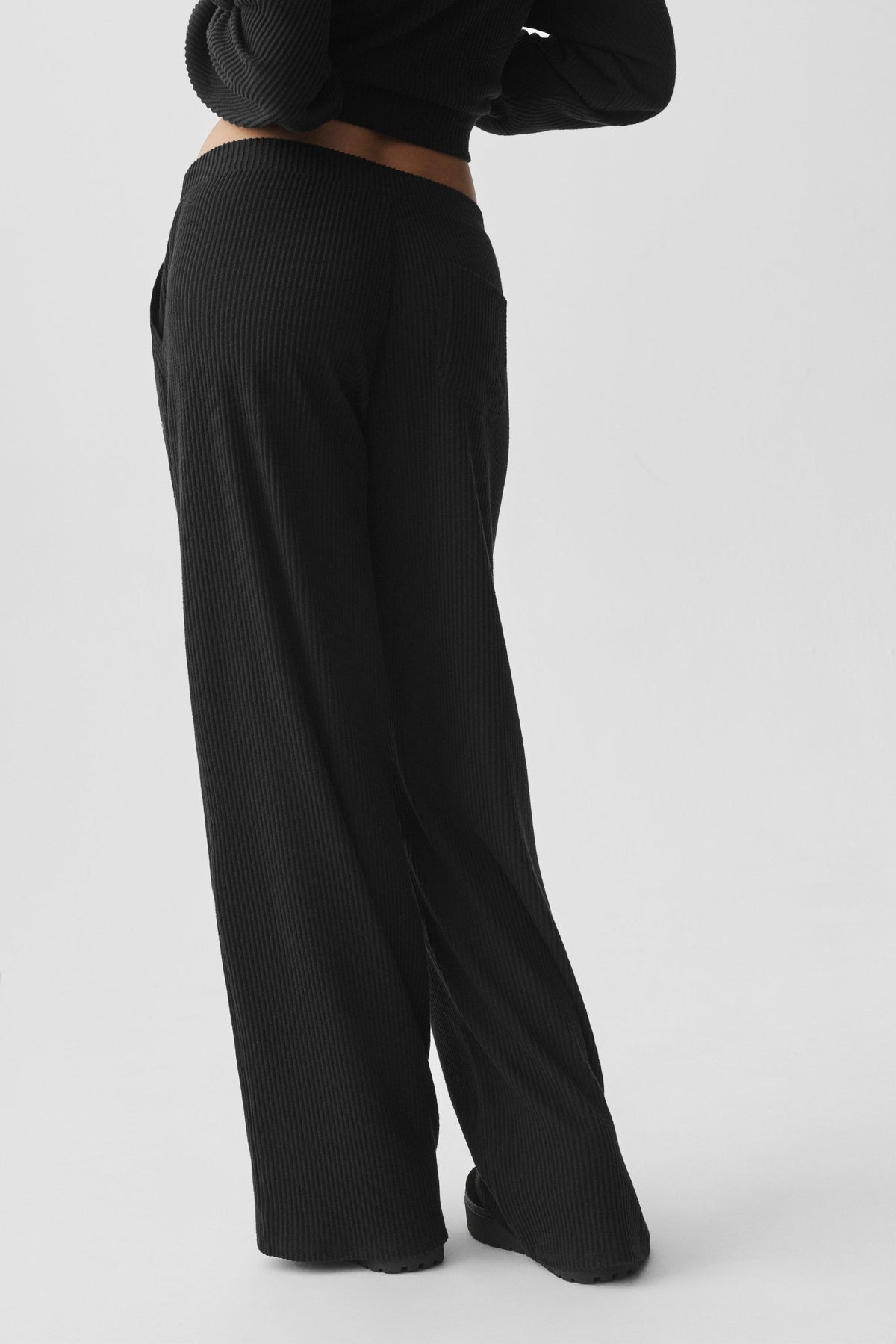 Alo Yoga Muse Wide Leg Pant in Black, product image 4 of 4
