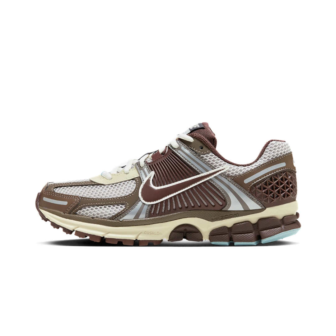 Nike Zoom Vomero 5 Earth Fossil (W) by NIKE RUNNING