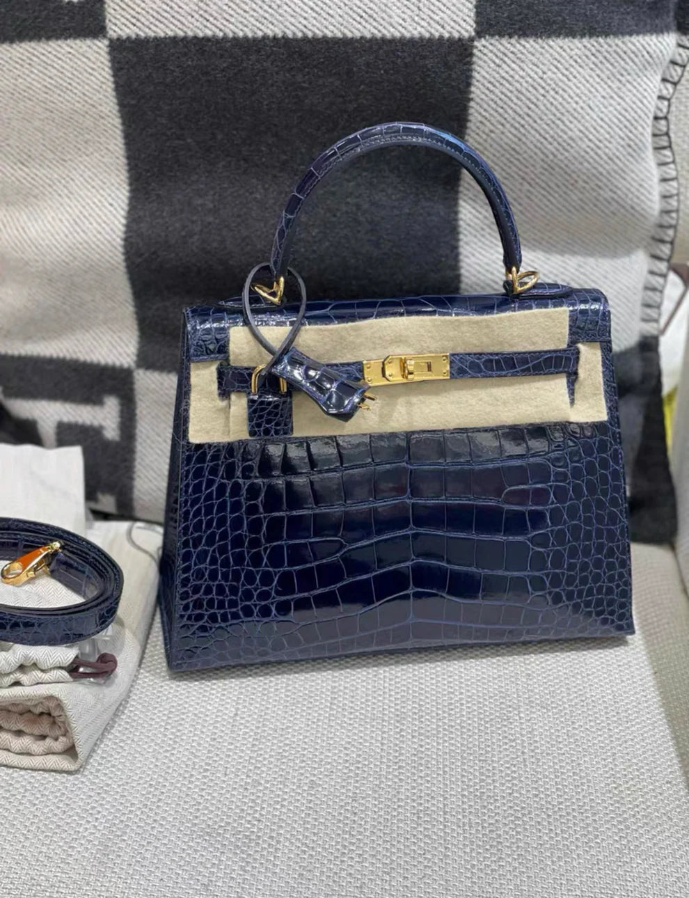 Hermès Kelly 25 – Blue Sapphire Shiny Alligator Leather with Gold Hardware - Zeuskicks