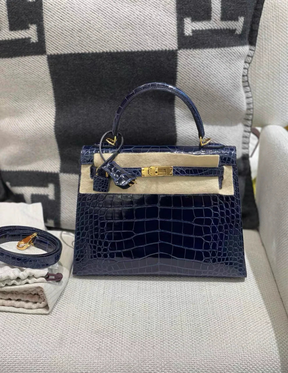 Hermès Kelly 25 – Blue Sapphire Shiny Alligator Leather with Gold Hardware - Zeuskicks