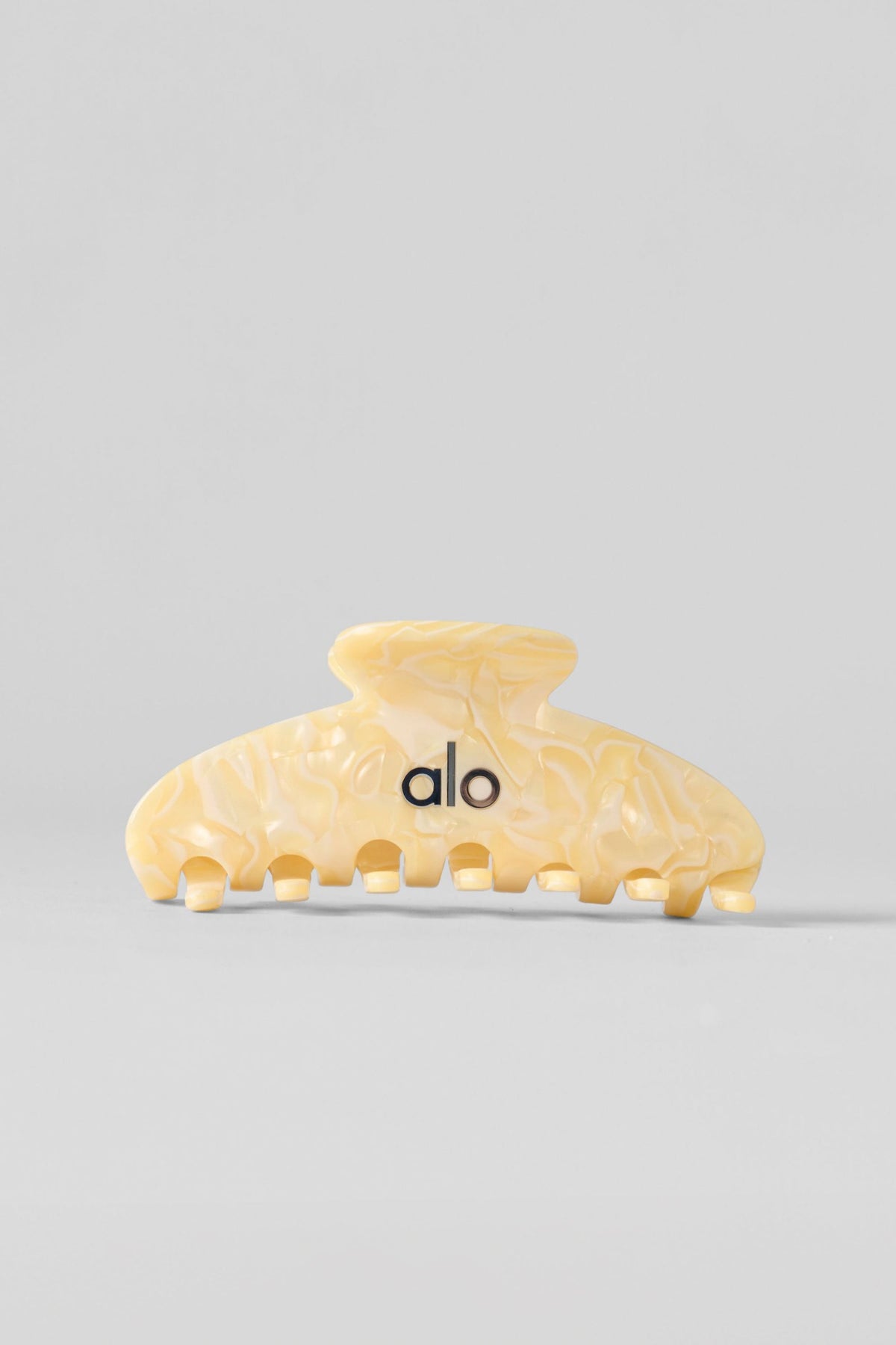 Alo Yoga 90's Claw Clip in Warm Butter Pearl, product image 2 of 4