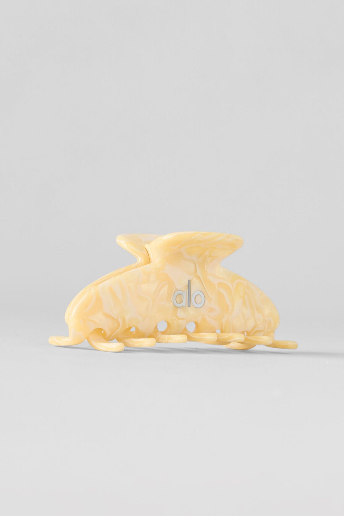 Alo Yoga 90's Claw Clip in Warm Butter Pearl, product image 3 of 4