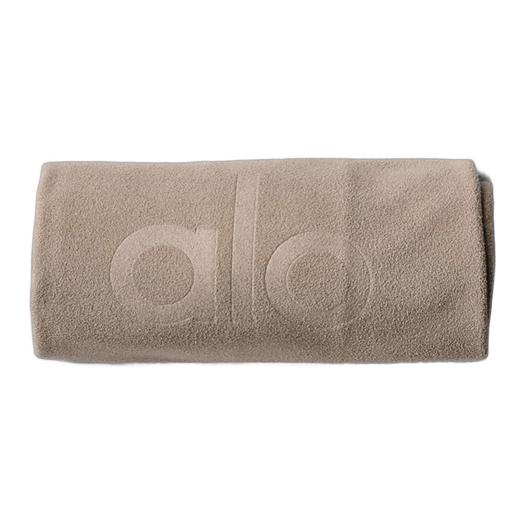 alo Keep It Cool Gym Towel - Gravel by Alo Yoga
