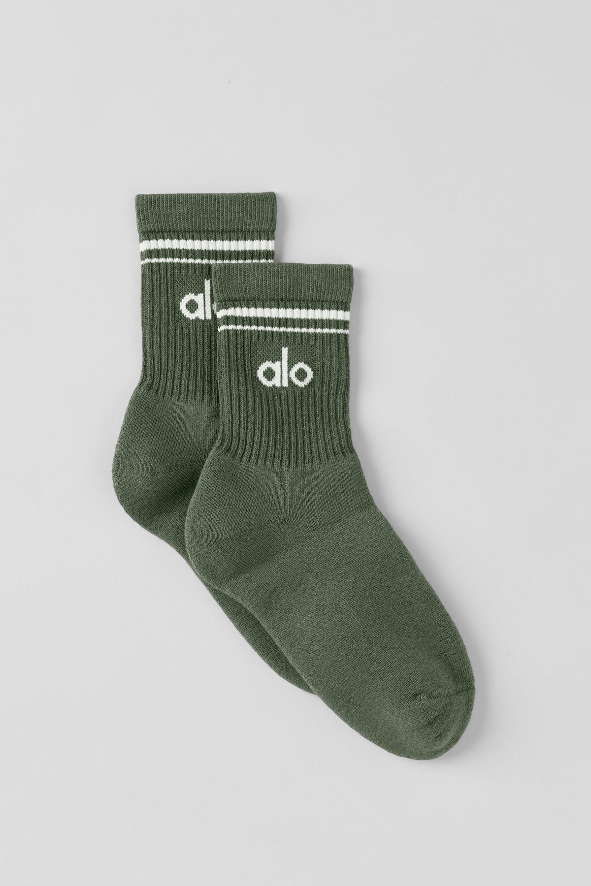 Alo Yoga Unisex Half-Crew Throwback Sock in Bamboo Green/White