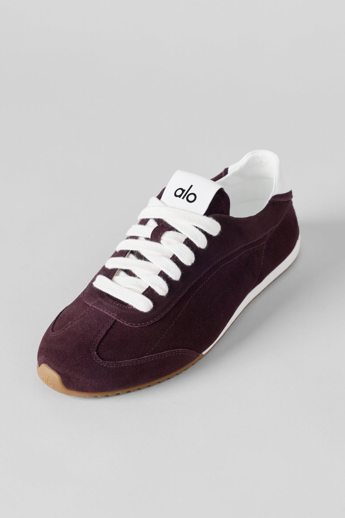 Alo Yoga Sunset Sneaker (Unisex) in Rich Bordeaux