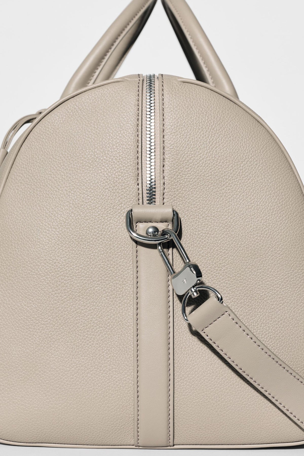 Alo Yoga Voyage Duffle in Gravel Leather, product image 5 of 6