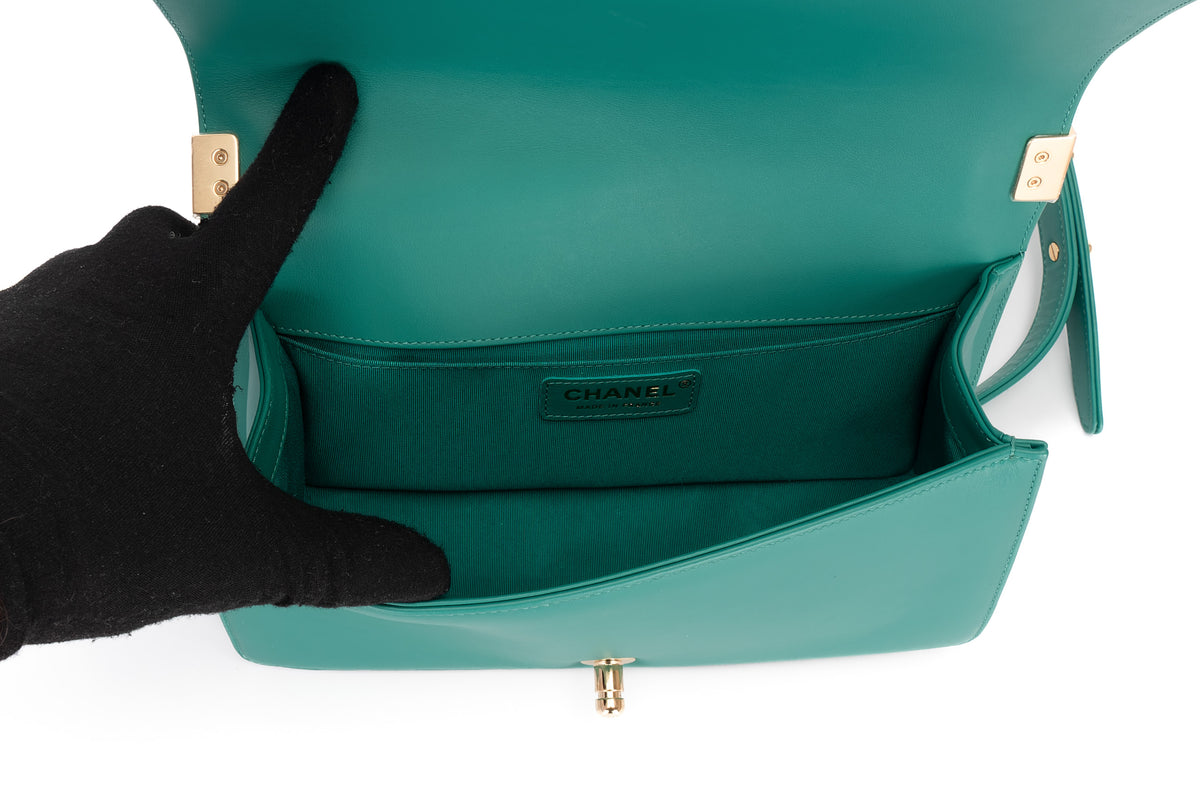 Chanel Medium Boy Chevron Green Lambskin Gold Hardware - view 10