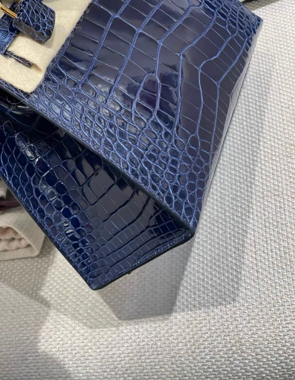 Hermès Kelly 25 – Blue Sapphire Shiny Alligator Leather with Gold Hardware - Zeuskicks