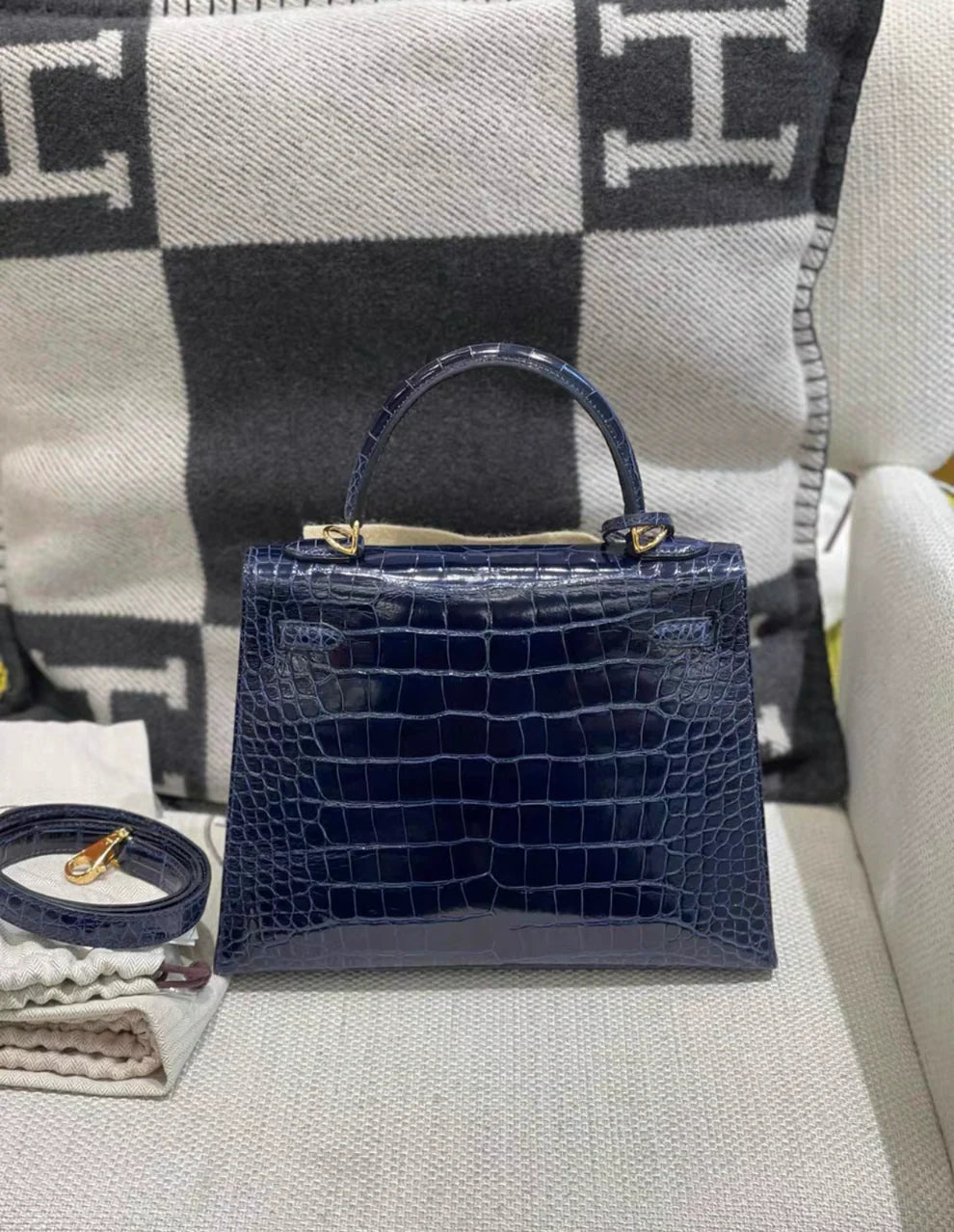 Hermès Kelly 25 – Blue Sapphire Shiny Alligator Leather with Gold Hardware - Zeuskicks