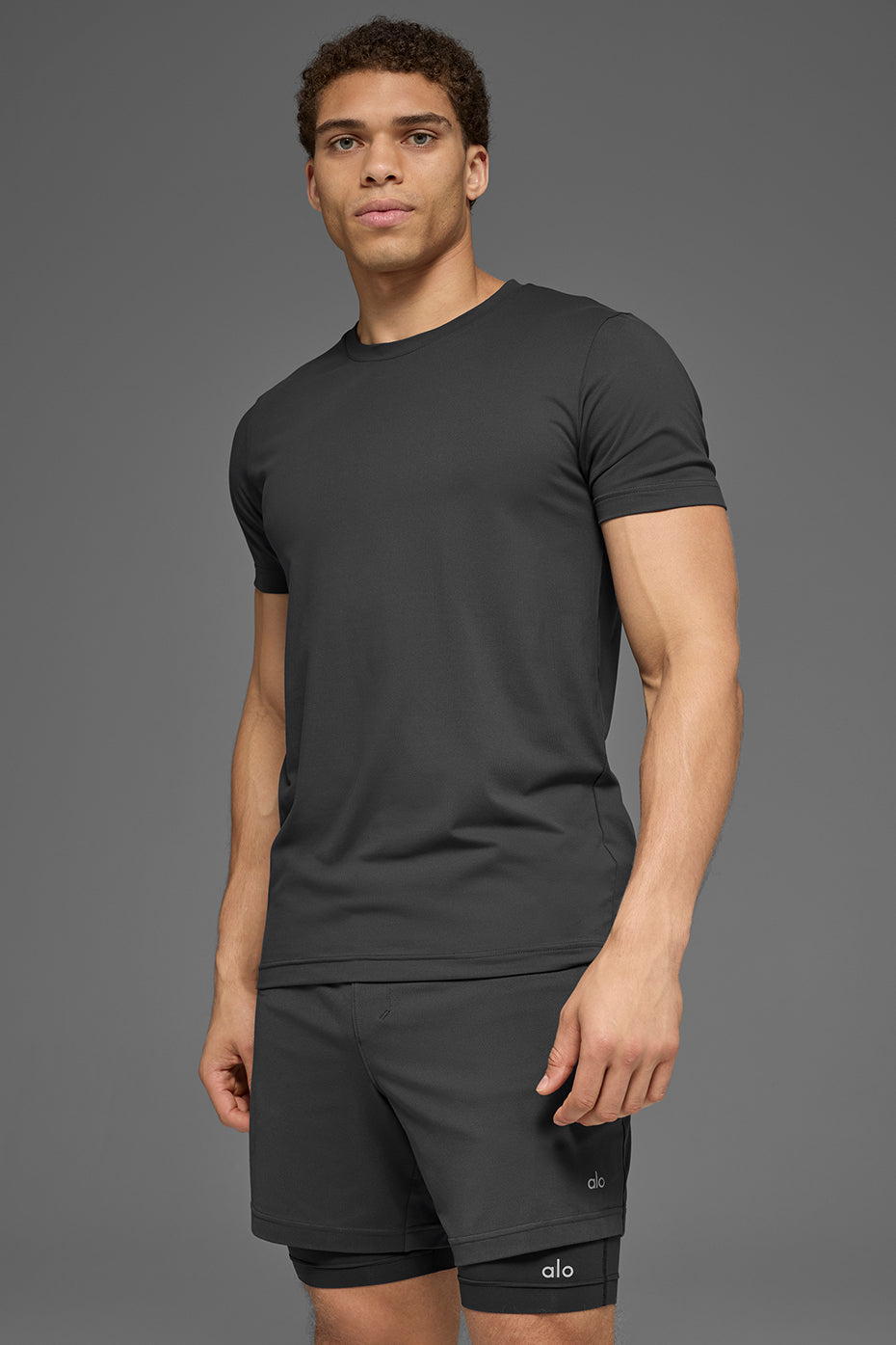 Alo Yoga Conquer Reform Crewneck Short Sleeve in Anthracite