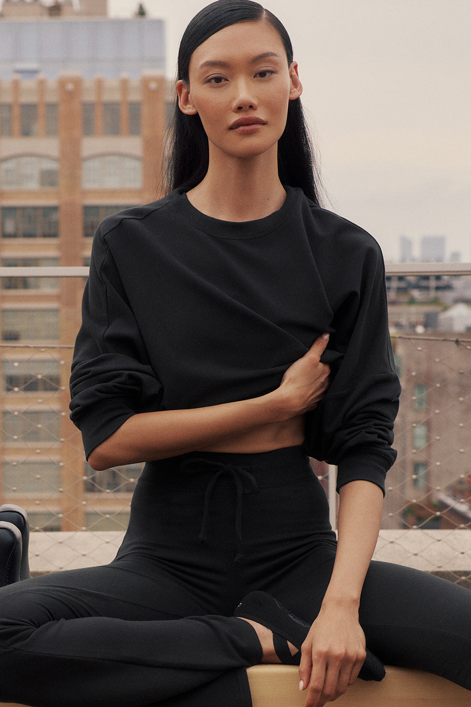 Cropped Sway Crew Neck Pullover - Black (W3937R)