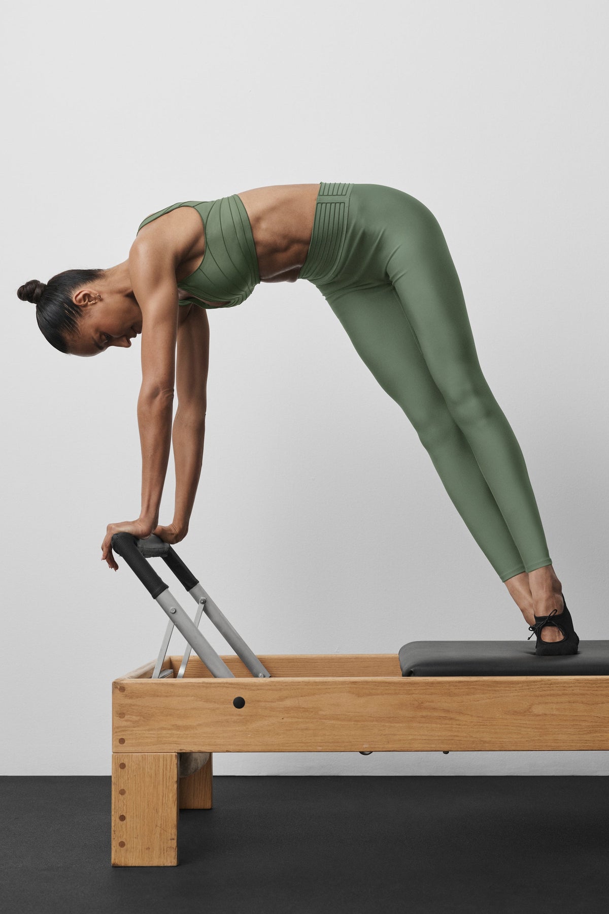 Alo Yoga Airlift High-Waist 7/8 Lotus Legging in Bamboo Green, product image 5 of 5