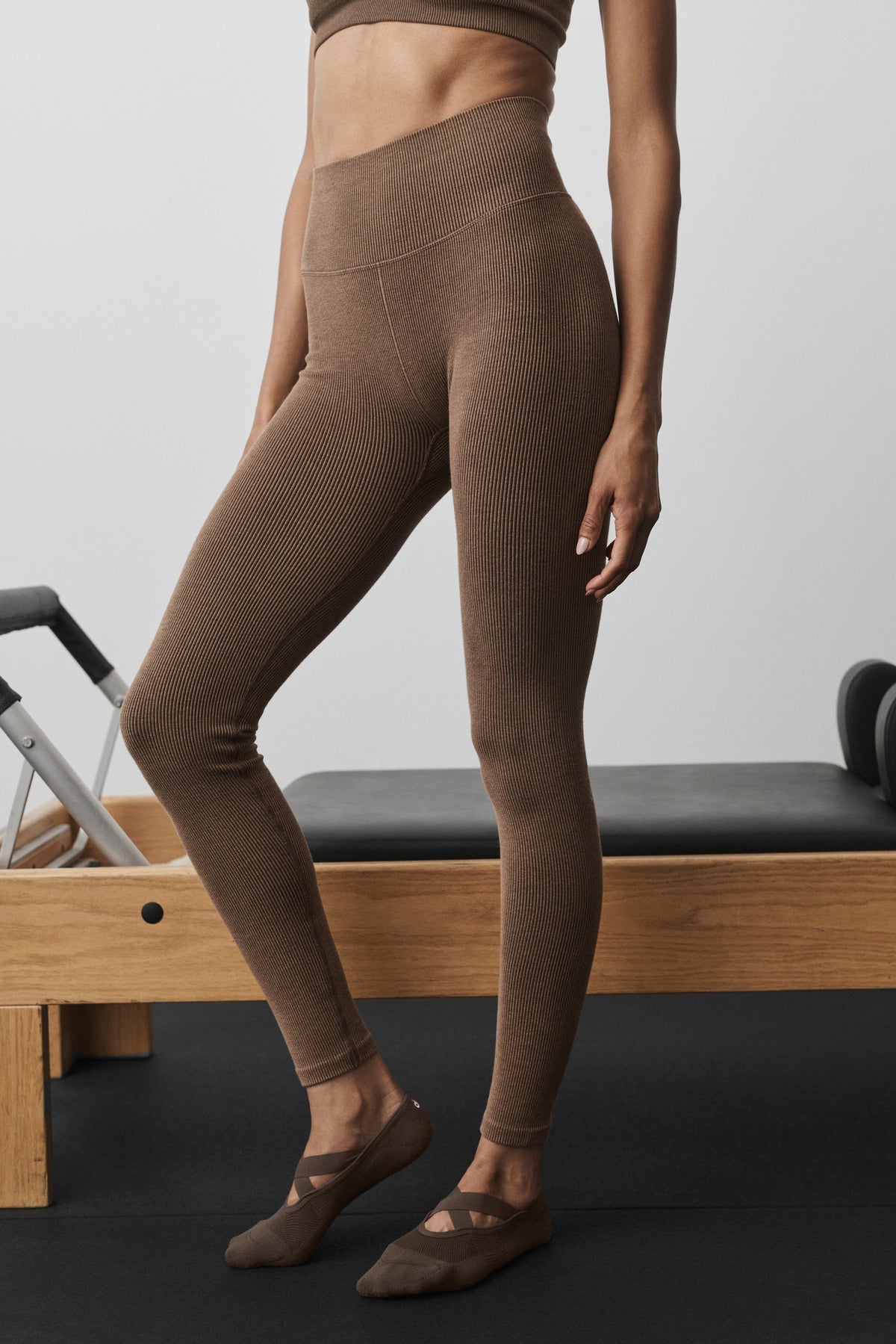 Alo Yoga Seamless High-Waist Two Tone Rib Legging in Java Brown, product image 3 of 5