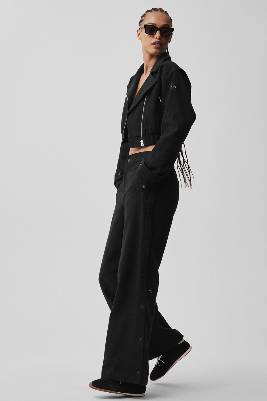 Mid-Rise Cosmopolitan Snap Pant - Black (W54332R)