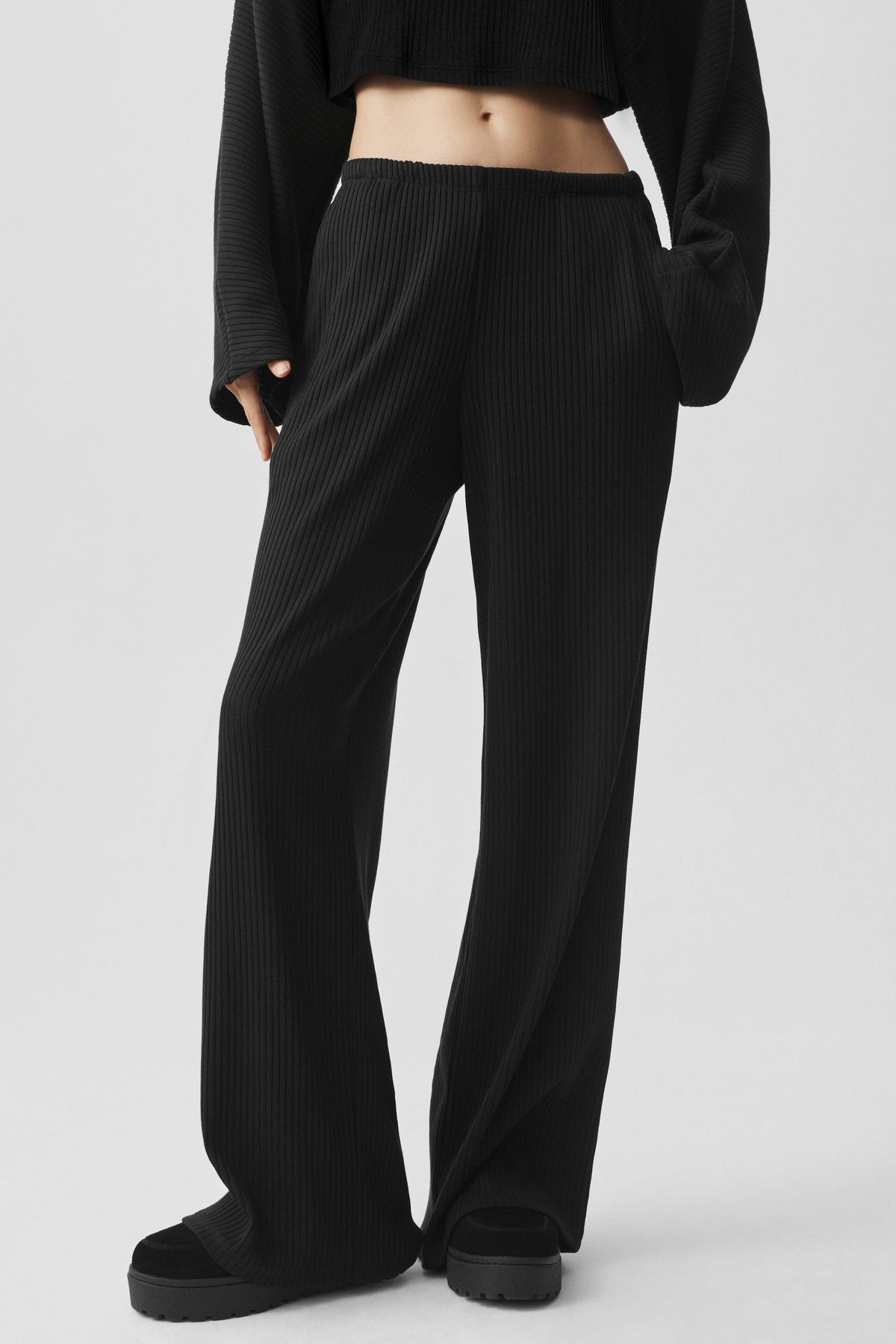 Alo Yoga Ribbed Mid-Rise Reset Pant in Black