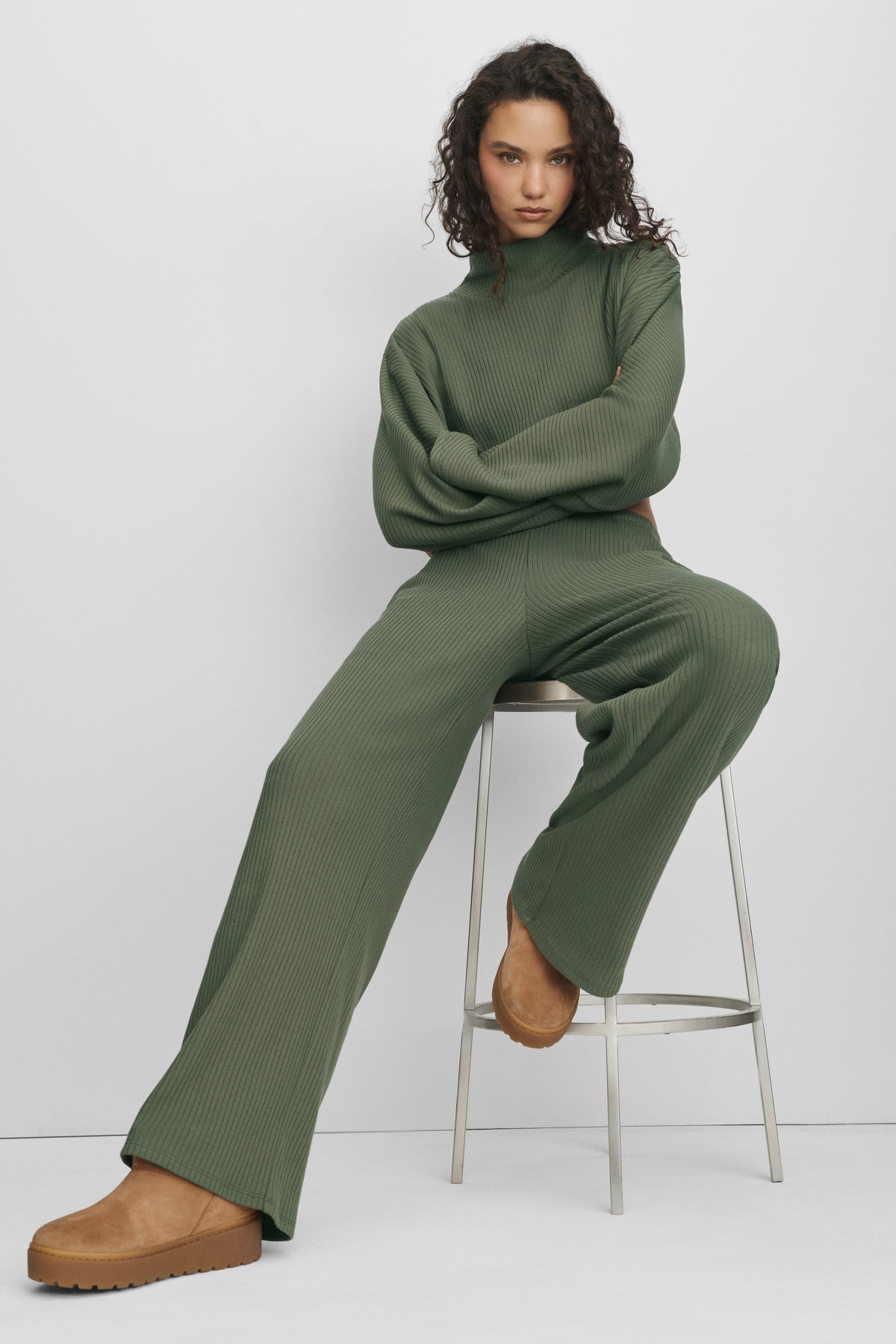 Alo Yoga Ribbed Mid-Rise Reset Pant in Bamboo Green
