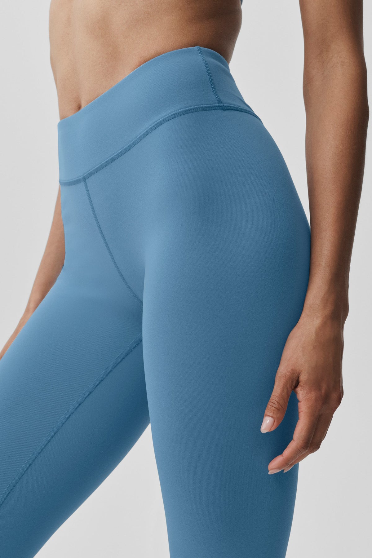Alo Yoga Airbrush Mid-Rise 7/8 Legging in California Blue, product image 3 of 4