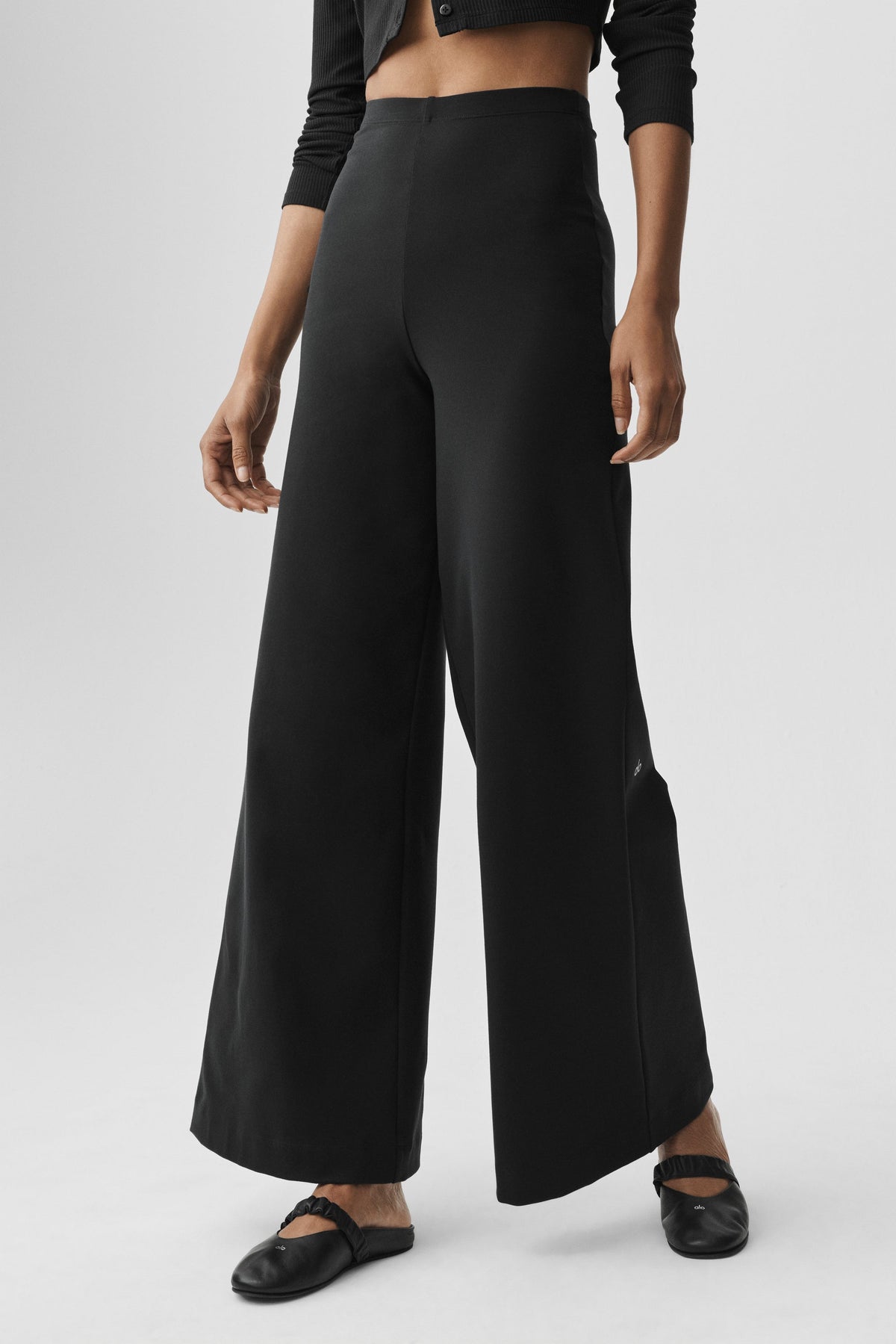 Alo Yoga Airbrush High-Waist Wide Leg Pant (Regular) in Black, product image 4 of 5