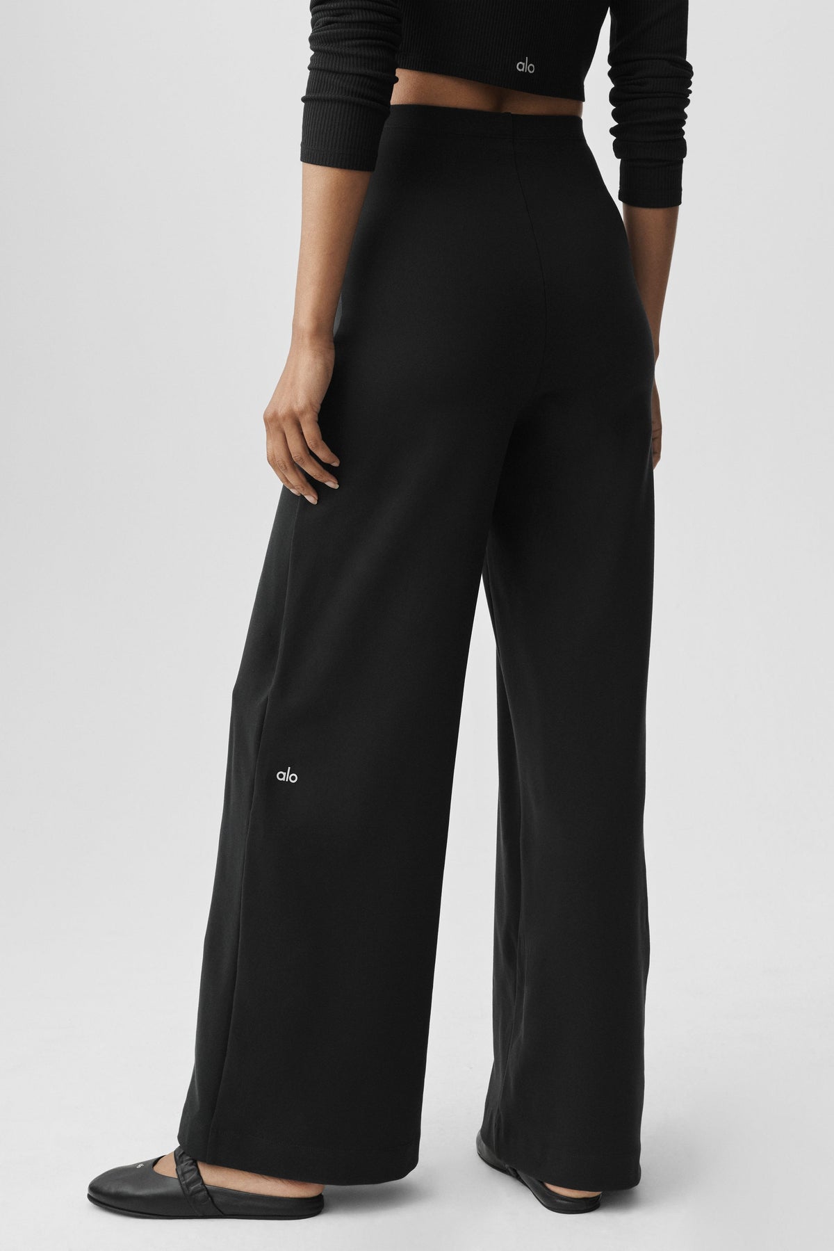 Alo Yoga Airbrush High-Waist Wide Leg Pant (Regular) in Black, product image 3 of 5