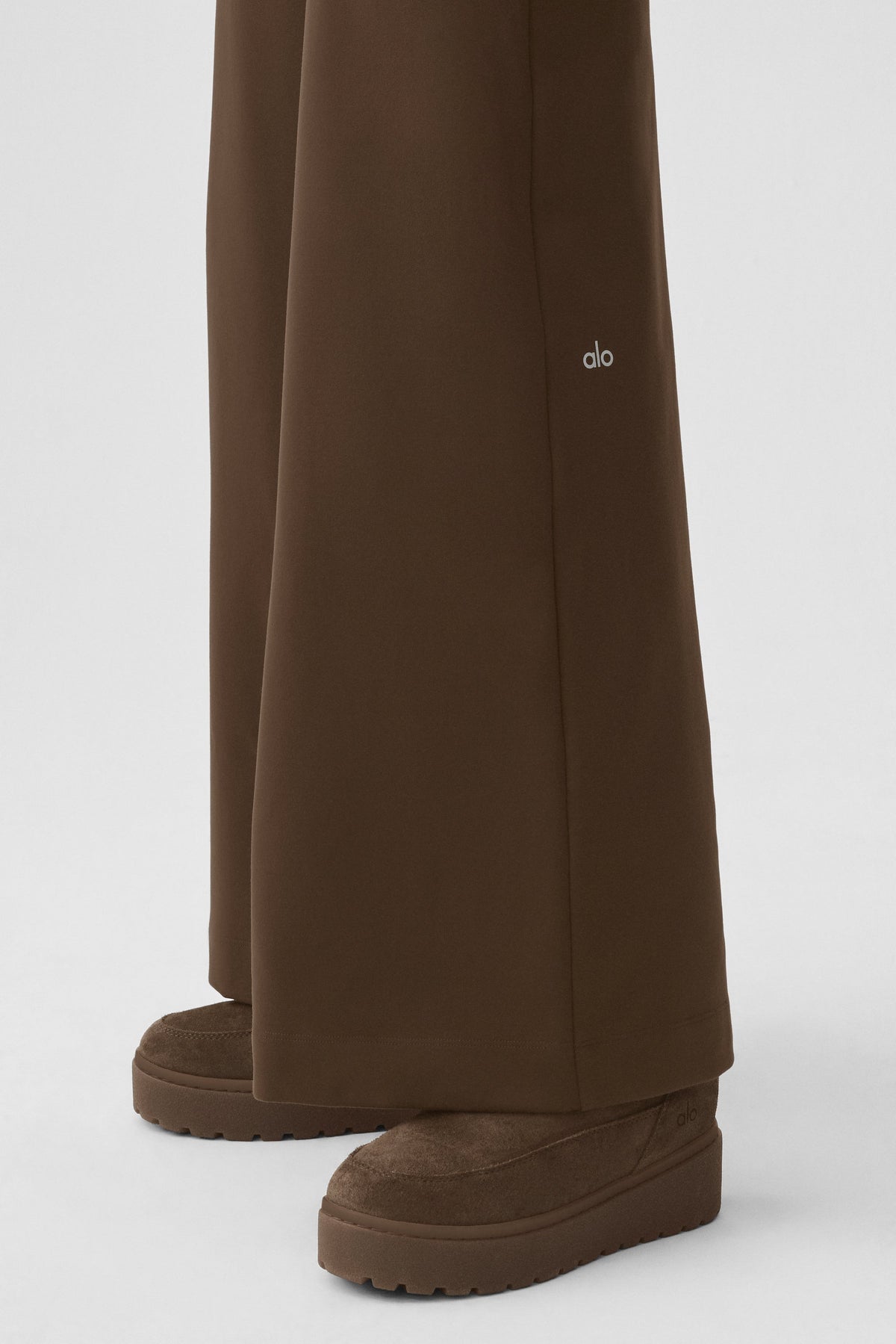 Alo Yoga Airbrush High-Waist Wide Leg Pant (Regular) in Espresso, product image 4 of 4