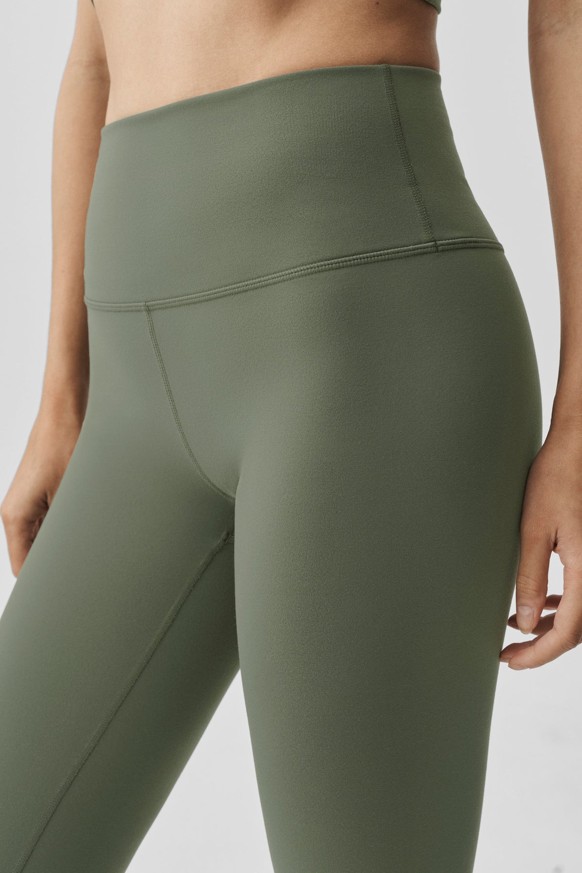 Alo Yoga 7/8 High-Waist Airbrush Legging in Bamboo Green, product image 4 of 4