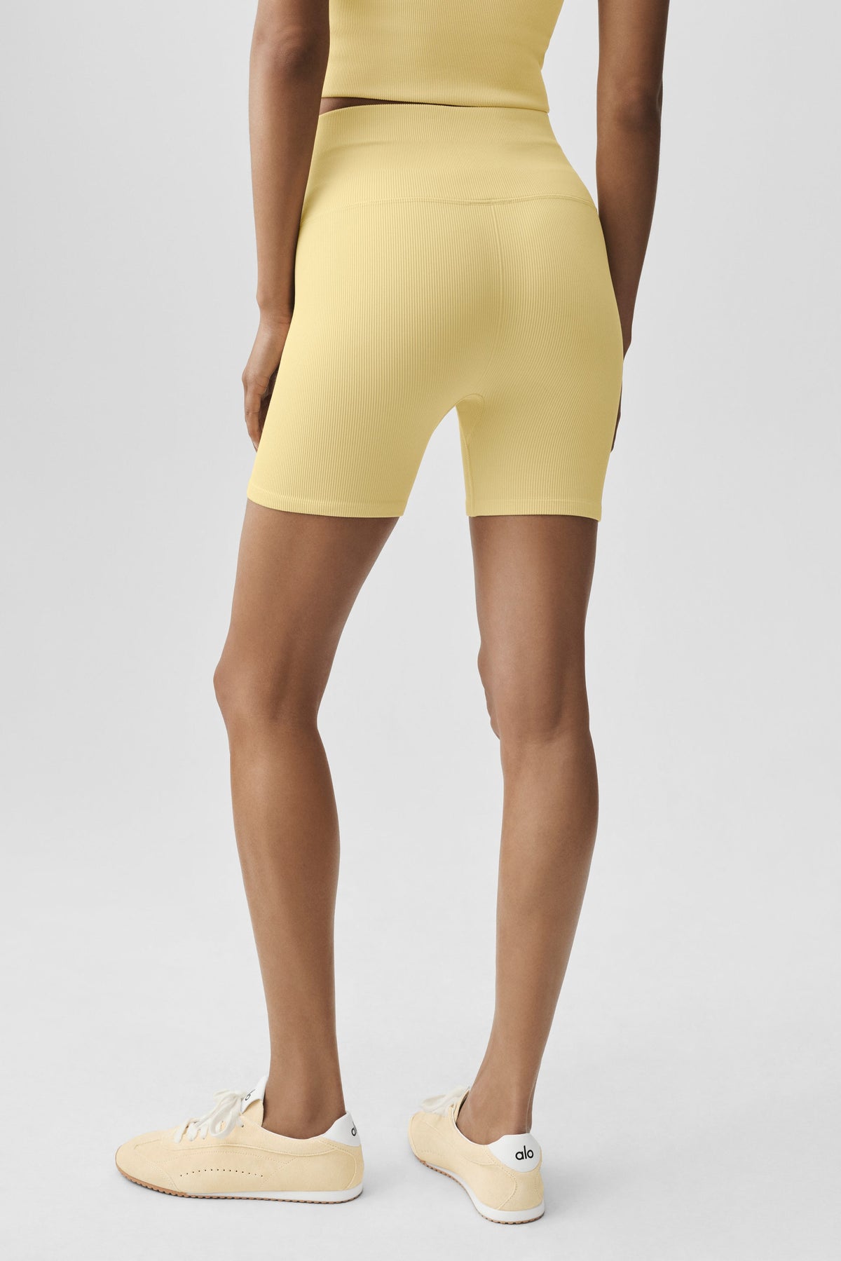 Alo Yoga 5" Seamless Ribbed Favorite Short in Warm Butter, product image 3 of 4