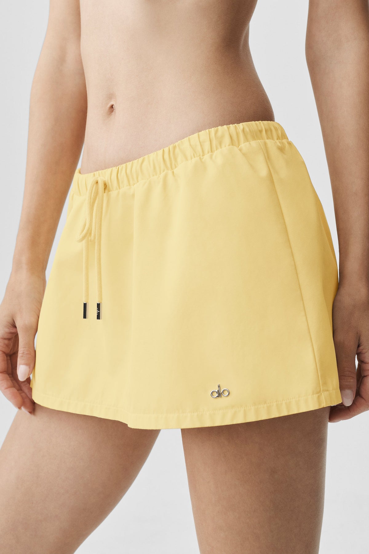 Alo Yoga Low-Rise Best Bet Skirt in Warm Butter, product image 4 of 6