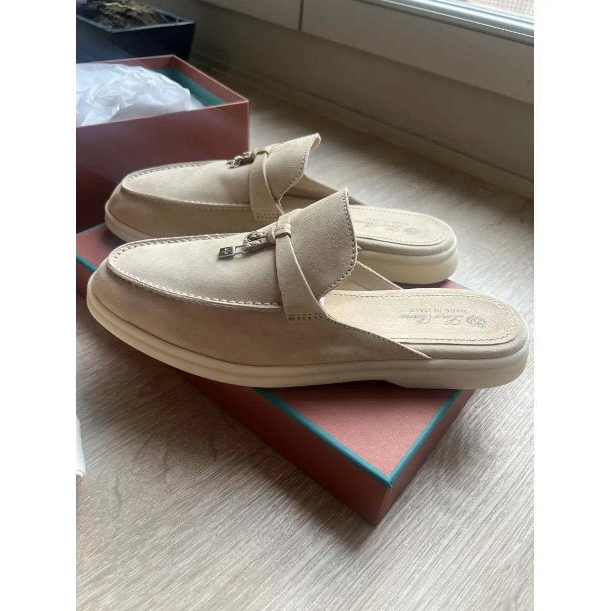 Loro Piana Summer Charm Walk Flats – Windy Dunes Leather Edition