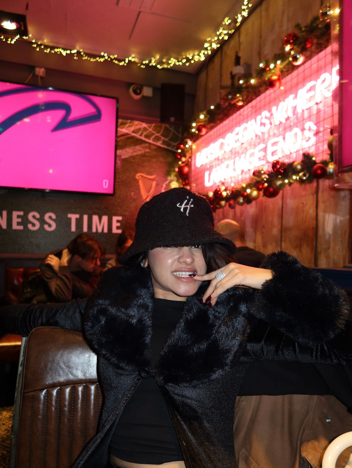 "The signature H" black bucket hat by HUMBLEHEADS