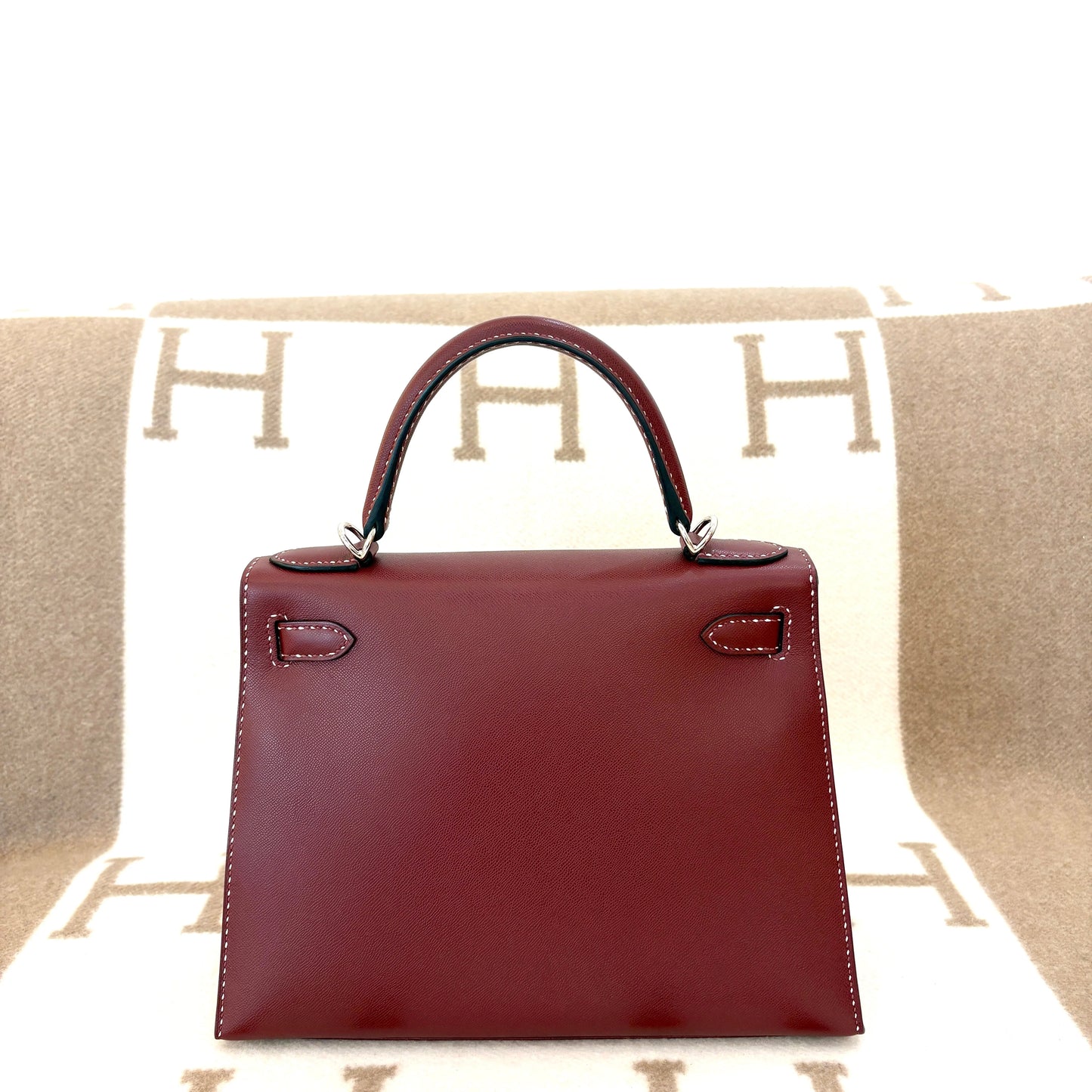 Hermès Kelly 28 Madame – Medium Handbag with Palladium Hardware