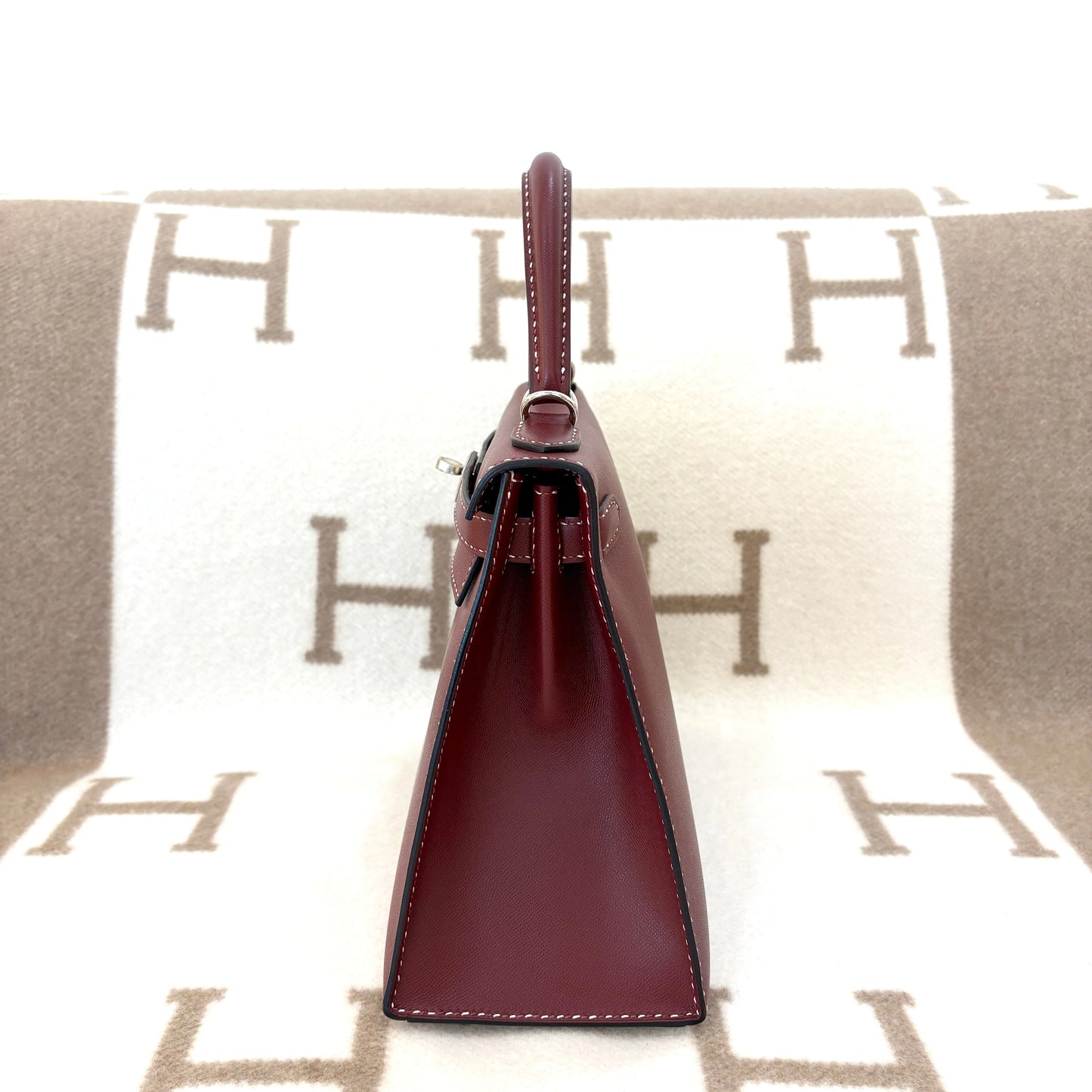 Hermès Kelly 28 Madame – Medium Handbag with Palladium Hardware