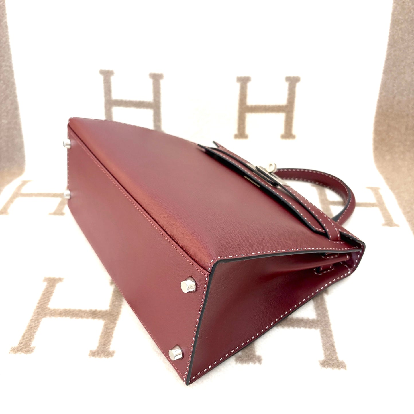 Hermès Kelly 28 Madame – Medium Handbag with Palladium Hardware