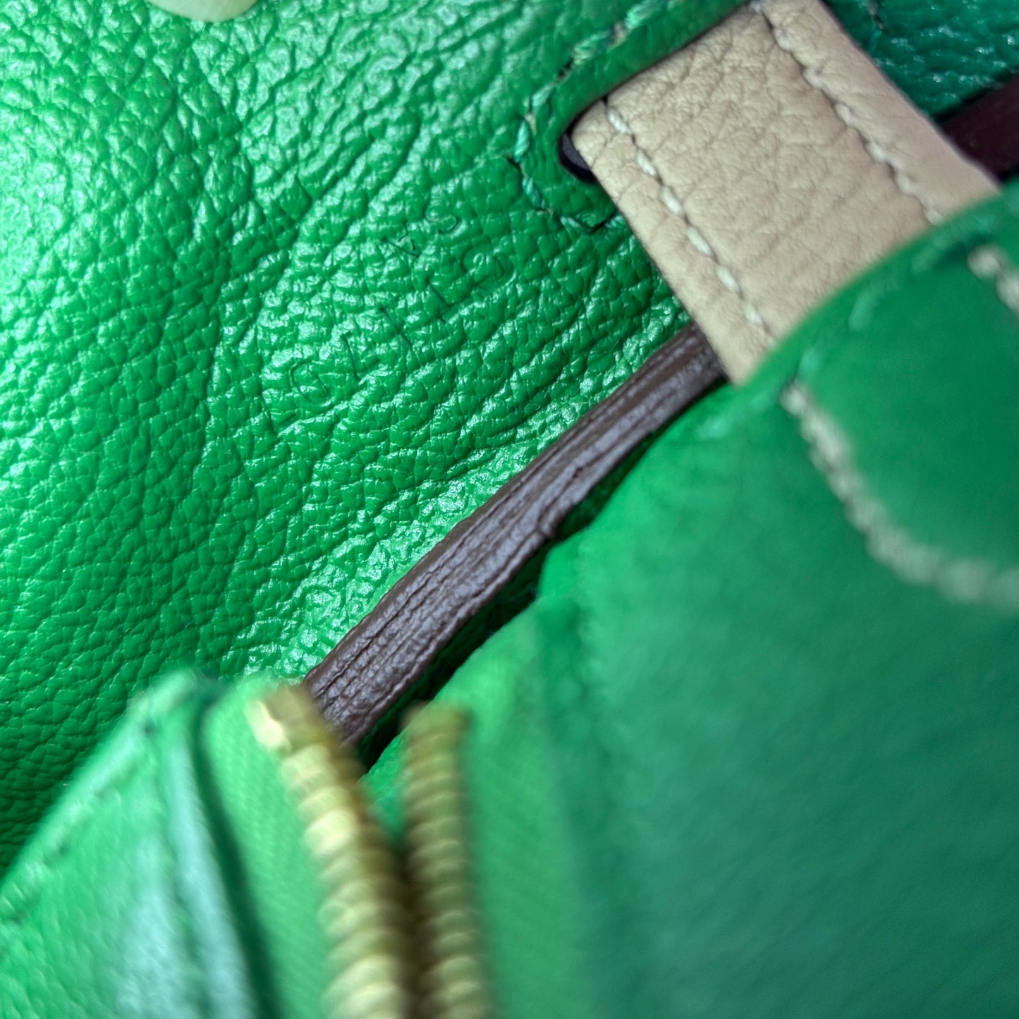 Hermès Horse Shoe Kelly 25 – Togo Leather in Bambou / Trench with Palladium Hardware