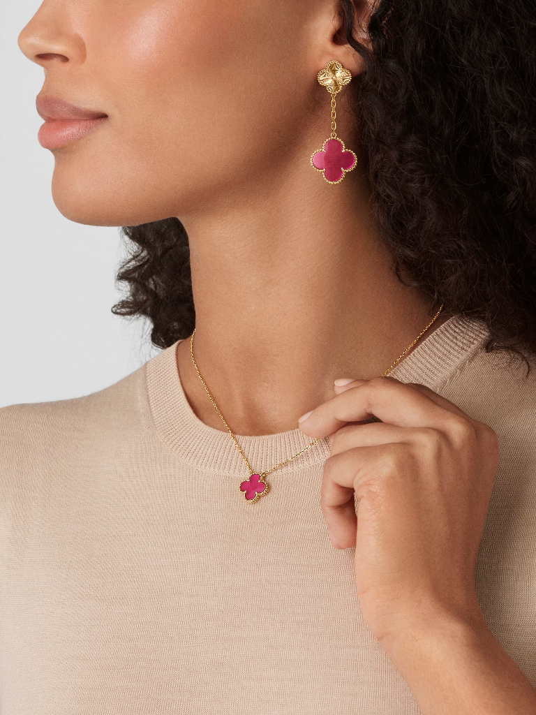 Vintage Alhambra pendant in pink enamel and 18K yellow gold, worn view
